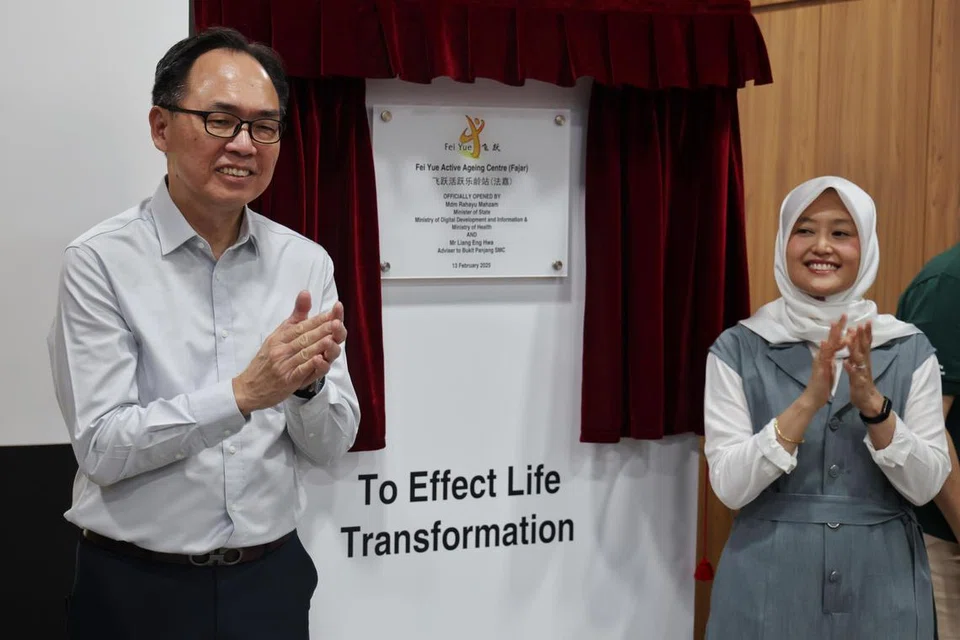 Menteri Negara (Kesihatan), Cik Rahayu Mahzam, dan Anggota Parlimen (AP) Bukit Panjang, Encik Liang Eng Hwa, menghadiri perasmian Pusat Penuaan Aktif Fei Yue (Fajar) pada 13 Februari. 