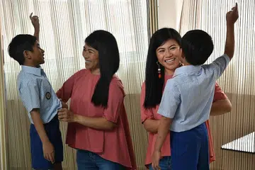 SERAGAM BARU: Shaqeel Ilhan Shahdan, enam tahun, dibantu ibunya, Cik Suzielya Jamil bersiap sedia untuk memulakan persekolahan dengan seragam barunya.- Foto BH oleh CHONG JUN LIANG