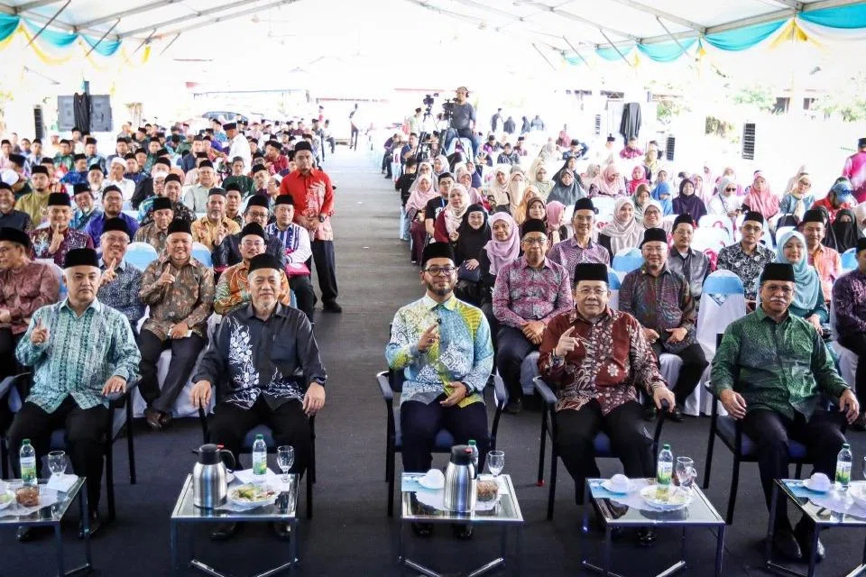 Menteri di Jabatan Perdana Menteri (Hal Ehwal Agama), Dr Zulkifli Hasan (tengah), pada Majlis Perasmian Multaqa Madani Ulama dan Umara Peringkat Zon Utara di Masjid Timah, Permatang Pauh, Pulau Pinang, pada 5 Julai.
