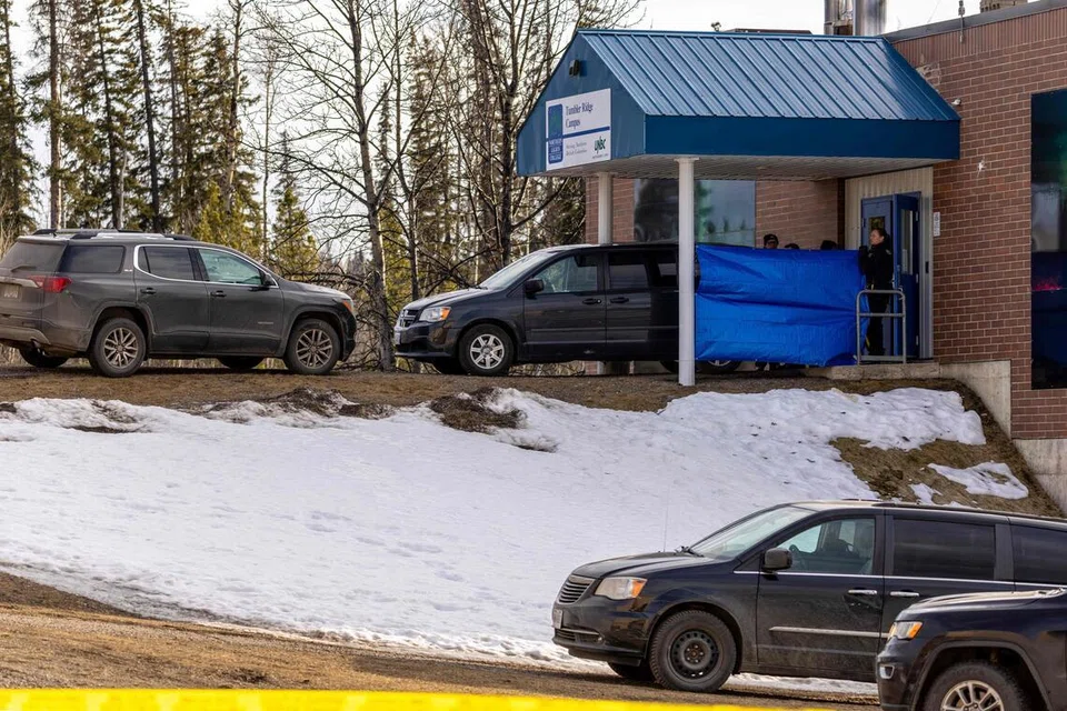Pegawai polis dan penyiasat menjalankan siasatan di luar bangunan sekolah menengah rendah dan menengah atas tempat berlakunya insiden tembakan beramai-ramai di bandar kecil Tumbler Ridge, British Columbia, pada 11 Februari 2026. Polis Canada memaklumkan bahawa seorang remaja berusia 18 tahun melakukan serangan tersebut di komuniti perlombongan terpencil itu, membunuh enam orang di sekolah selepas terlebih dahulu membunuh ibu dan abang tirinya. Komander polis Dwayne McDonald berkata pihak berkuasa masih belum mengetahui motif serangan, namun suspek yang kemudian membunuh diri diketahui mempunyai masalah kesihatan mental. 
