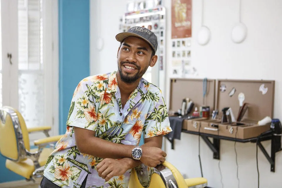 Encik Taufiq Yusof menganjurkan acara amal melalui perniagaan gunting rambutnya sebagai sumbangan semula kepada masyarakat. FOTO: ZHANG XUAN