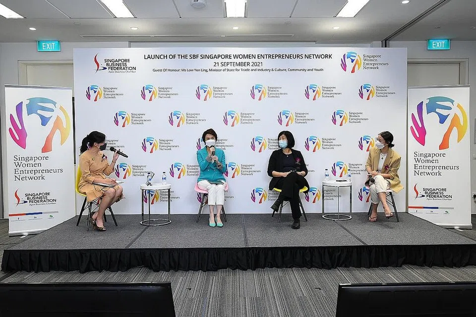 RANGKAIAN USAHAWAN WANITA: Cik Low (dua dari kiri) di pelancaran SG-WEN dan menjadi anggota panel 'fireside chat' yang membincangkan isu yang dihadapi usahawan wanita. Anggota panel lain (dari kanan) ialah Cik Rachel Lim dan Cik Jenny Lee, dengan Cik Ang Shih-Huei sebagai moderator. - Foto SBF 