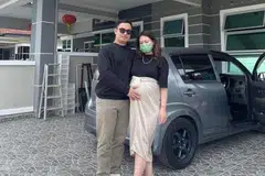 ANAK BESAR DI DEPAN MATA: Encik Mohd Farhan (kiri) bersyukur diberi peluang pulang ke pangkuan keluarga setiap hari meski letih ulang alik antara Singapura dan Johor setiap hari. Gambar dipetik di rumahnya di Johor semasa isterinya masih mengandung. - Foto ihsan MOHD FARHAN AYOB
