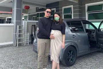 ANAK BESAR DI DEPAN MATA: Encik Mohd Farhan (kiri) bersyukur diberi peluang pulang ke pangkuan keluarga setiap hari meski letih ulang alik antara Singapura dan Johor setiap hari. Gambar dipetik di rumahnya di Johor semasa isterinya masih mengandung. - Foto ihsan MOHD FARHAN AYOB