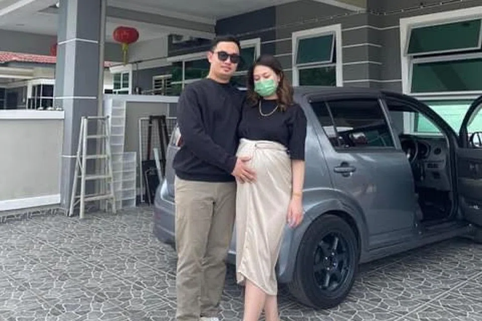 ANAK BESAR DI DEPAN MATA: Encik Mohd Farhan (kiri) bersyukur diberi peluang pulang ke pangkuan keluarga setiap hari meski letih ulang alik antara Singapura dan Johor setiap hari. Gambar dipetik di rumahnya di Johor semasa isterinya masih mengandung. - Foto ihsan MOHD FARHAN AYOB