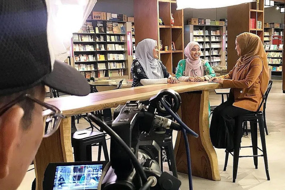 BERDAKWAH DI MALAYSIA: Asatizah dan pendakwah Singapura, Ustazah Liyana Musfirah Anwar (tengah), telah diundang saluran Astro Naura untuk tampil dalam program baru, Quran Tag, bersama pengacara Ayesha Syahira (kiri). Di dalam gambar, mereka kelihatan berbicara dengan tetamu undangan. - Foto ihsan USTAZAH LIYANA MUSFIRAH ANWAR