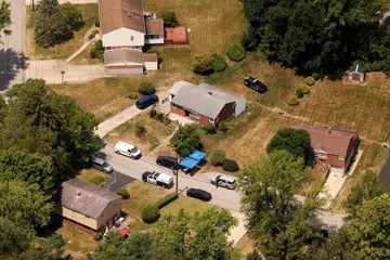 Pemandangan dari udara menunjukkan anggota polis di rumah Thomas Matthew Crooks, 20 tahun, yang dinamakan oleh Biro Siasatan Federal (FBI) sebagai “subjek terlibat” dalam percubaan membunuh bekas Presiden Amerika, Donald Trump.