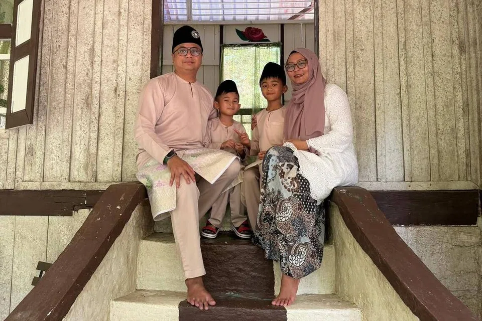 Encik Shahir bersama keluarganya semasa sambutan Hari Raya 2026 di luar rumah pusakanya.