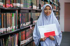 HASIL USAHA GIGIH: Berkat kegigihannya, Zakiyah Hanim Zaini berjaya mendapat tempat ketiga dalam peperiksaan Program Diploma Baccalaureate Antarabangsa (IBDP) 2023 dalam kohortnya di Madrasah Aljunied Al-Islamiah dengan meraih 38 mata. 