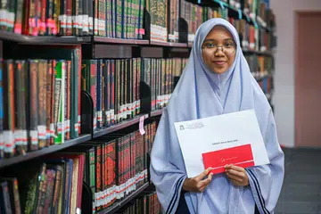 HASIL USAHA GIGIH: Berkat kegigihannya, Zakiyah Hanim Zaini berjaya mendapat tempat ketiga dalam peperiksaan Program Diploma Baccalaureate Antarabangsa (IBDP) 2023 dalam kohortnya di Madrasah Aljunied Al-Islamiah dengan meraih 38 mata. 