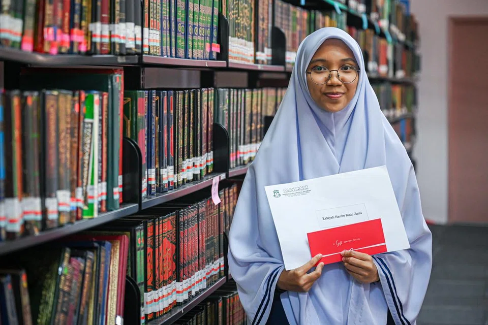 HASIL USAHA GIGIH: Berkat kegigihannya, Zakiyah Hanim Zaini berjaya mendapat tempat ketiga dalam peperiksaan Program Diploma Baccalaureate Antarabangsa (IBDP) 2023 dalam kohortnya di Madrasah Aljunied Al-Islamiah dengan meraih 38 mata. 