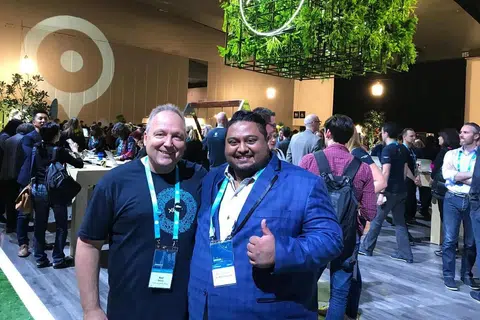 Encik Mohamed Fazluddin Mohd Hanipah (kanan) bergambar bersama pengasas dan mantan Ketua Pegawai Eksekutif (CEO) platform perakaunan syarikat kecil dan sederhana Xero, Encik Rod Drury, semasa satu acara Xero yang diadakan di Melbourne, Australia, pada 2017.