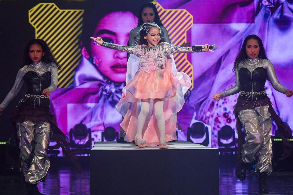 Pada pentas akhir nanti, Anggrek, yang juga anak kepada penyanyi, Adira, akan membawakan lagu, ‘Aku Stacy’, pada pusingan pertama sebelum berduet dengan Aisha Retno menerusi lagu, ‘Sutera’, dalam pusingan kedua.