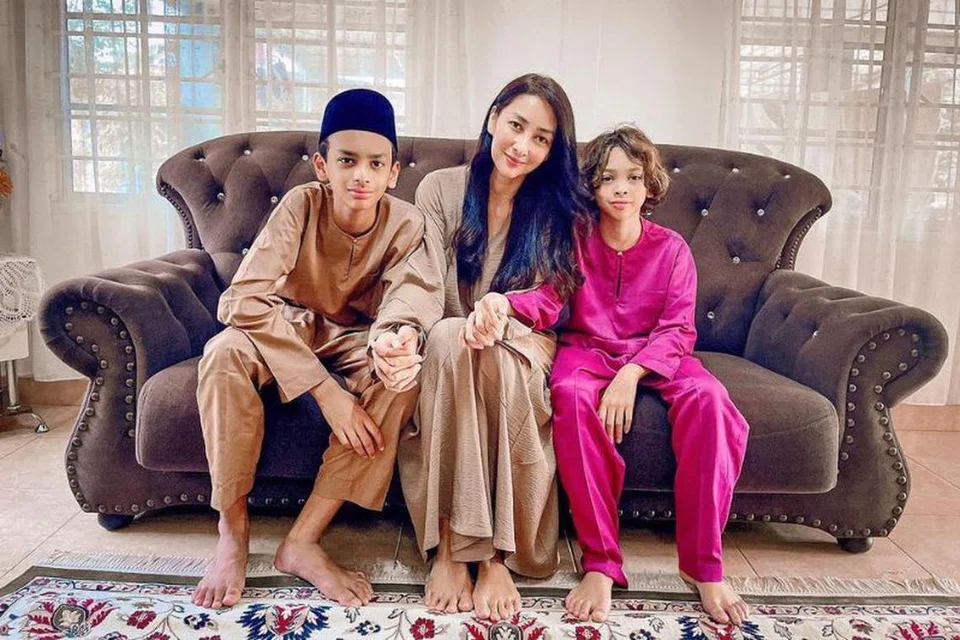 ANAK SEGALANYA: Rita Rudaini (tengah) bersama dua anak penawar jiwa, Airit Rayyan Rizqin (kiri) dan Airit Qaqa Arjuna.