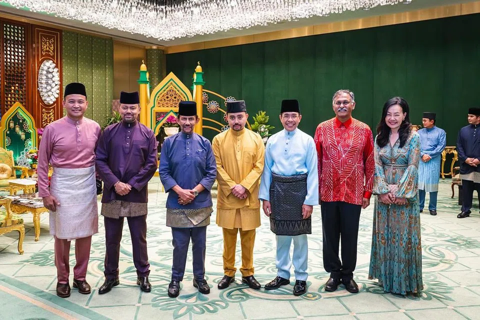 Menteri di Pejabat Perdana Menteri yang juga Menteri Kedua (Pendidikan merangkap Ehwal Luar), Dr Mohamad Maliki Osman (tiga dari kanan), bersama (dari kanan) Anggota Parlimen (AP) GRC West Coast, Cik Rachel Ong; Menteri Negara (Pengangkutan merangkap Undang-Undang), Encik Murali Pillai; Putera Abdul Malik; Sultan Brunei, Sultan Hassanal Bolkiah; Menteri Kanan di Pejabat Perdana Menteri Brunei, Putera Al-Muhtadee Billah; dan Mayor Majlis Pembangunan Masyarakat (CDC) South East, Encik Fahmi Aliman.