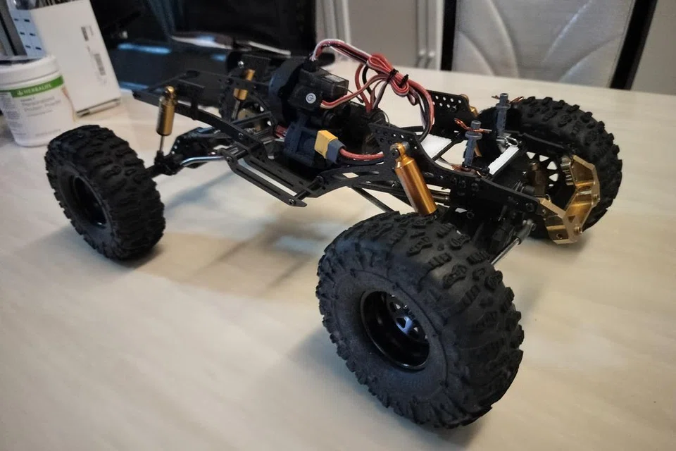 Proses pembikinan robot kereta kawalan jauh oleh pelajar Sekolah Menengah Montfort, Muhammad Ariq Haziq Mohd Johari. Ia merupakan robot keretanya yang pertama. 