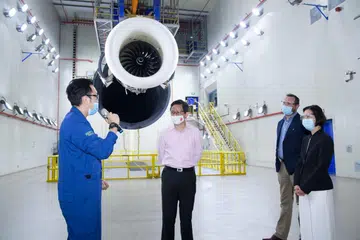 LEBIH BANYAK SOKONGAN: Encik Chan dan Cik Gan, yang melawat prasarana SAESL semalam, mengumumkan Pakej Sokongan Latihan Dipertingkat bagi sektor aeroangkasa, yang menyediakan lebih 13,000 tempat latihan. - Foto MTI