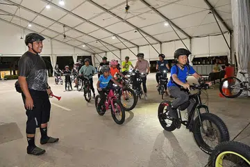 DEMI KESIHATAN: Encik Sharael (kiri) melancarkan Ramadan Rides melibatkan sekitar 150 peserta. - Foto M3@PASIR RIS-PUNGGOL