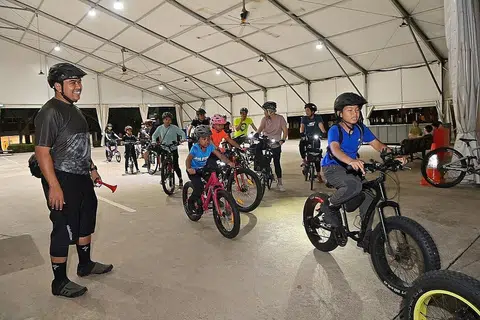 DEMI KESIHATAN: Encik Sharael (kiri) melancarkan Ramadan Rides melibatkan sekitar 150 peserta. - Foto M3@PASIR RIS-PUNGGOL