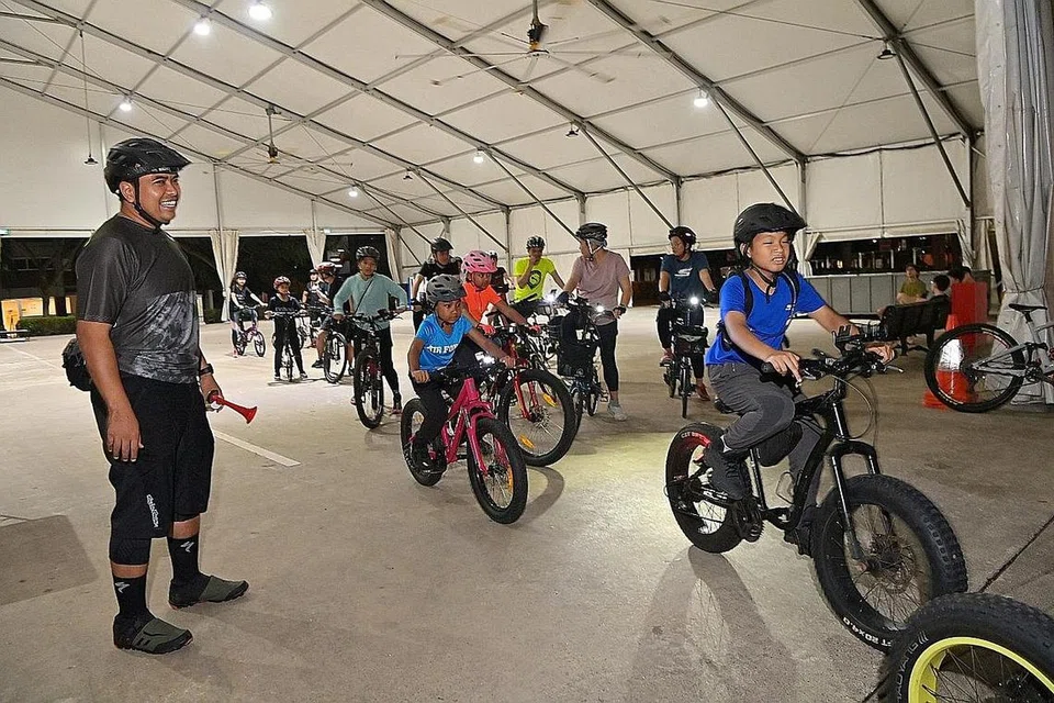 DEMI KESIHATAN: Encik Sharael (kiri) melancarkan Ramadan Rides melibatkan sekitar 150 peserta. - Foto M3@PASIR RIS-PUNGGOL