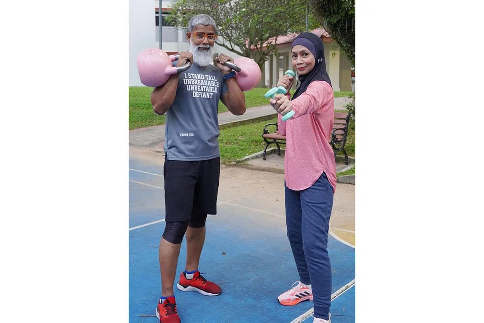 JALANI HIDUP SIHAT: Encik Arun bersama isterinya, Cik Rosiah Mokhtar, 52 tahun, berasa syukur mendapat peluang kedua untuk menjadi seorang suami dan bapa yang lebih baik walaupun harus bertarung dengan kanser kolorektal tahap ketiga tujuh tahun yang lalu. - Foto HAZIRAH NURFITRAH MOHAMED HANIFAR