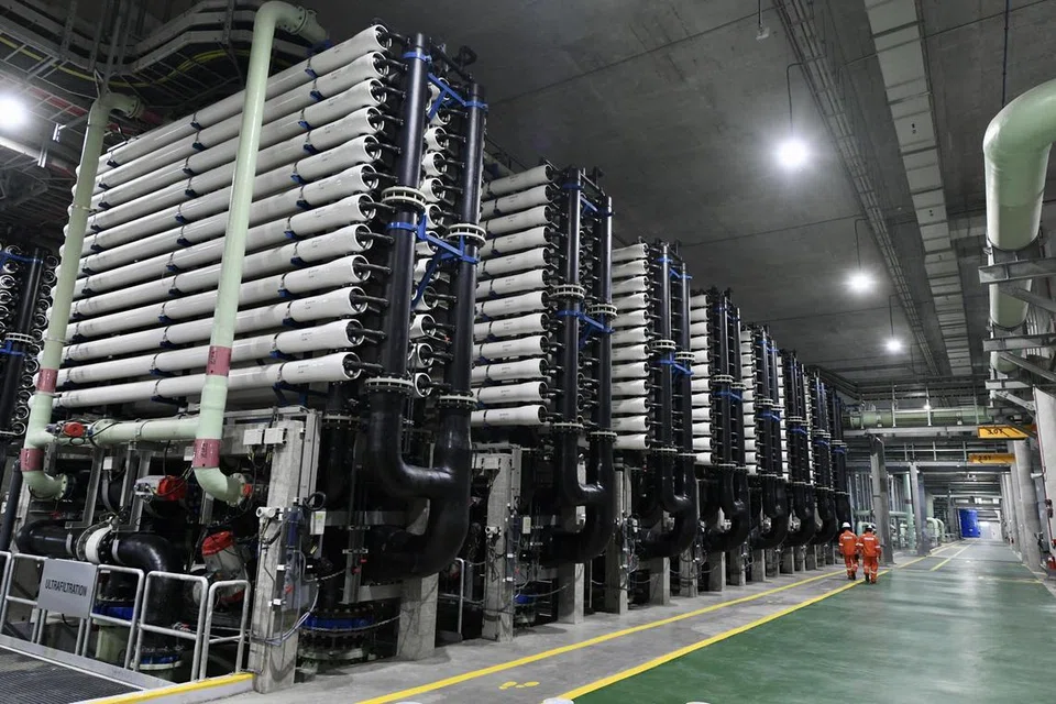 KESELAMATAN AIR: PUB telah mempelbagaikan bekalan air Singapura dengan tadahan air tempatan, air diimport, Newater dan air penyahgaraman.