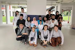 SIFATNYA RIANG: Allahyarham (berbaju biru) meninggal dunia akibat kecederaan yang dialaminya apabila sebuah botol kaca yang dibuang dari flat kondominium 35 tingkat di Spottiswoode Park terkenanya. Beliau meninggalkan isteri, (bertudung merah jambu) Cik Manisah, empat anak - antaranya adalah Cik Suriati (sebelah Cik Manisah) - serta sembilan cucu. - Foto ihsan CIK NAS SURIATI NASIARI