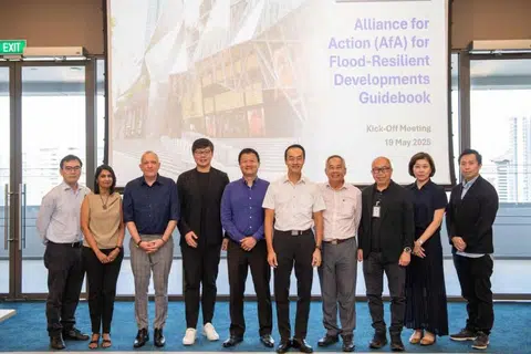 Menteri Negara Kanan (Kemampanan dan Sekitaran merangkap Tenaga Manusia), Dr Koh Poh Koon (lima dari kanan), bersama anggota jawatankuasa buku panduan semasa acara pelancaran pada 19 Mei.