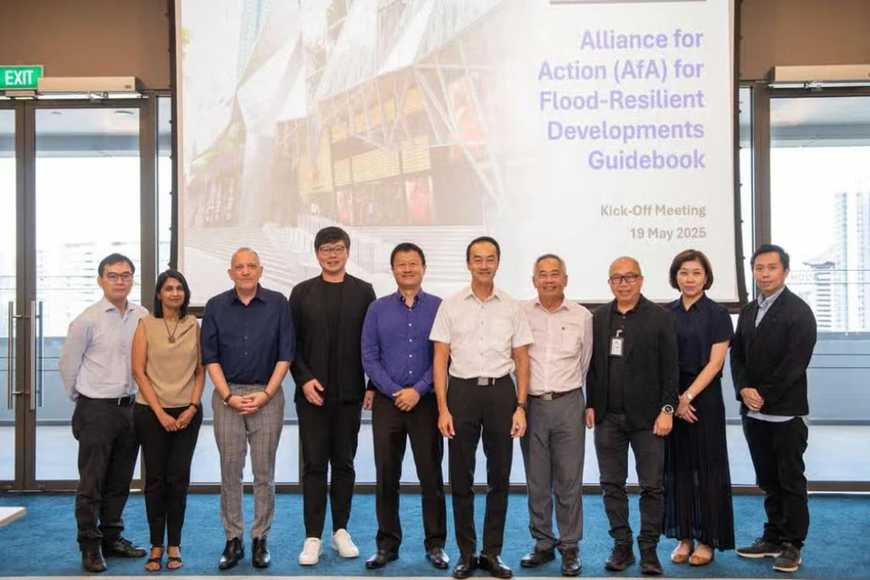 Menteri Negara Kanan (Kemampanan dan Sekitaran merangkap Tenaga Manusia), Dr Koh Poh Koon (lima dari kanan), bersama anggota jawatankuasa buku panduan semasa acara pelancaran pada 19 Mei.