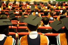 KEJAR IJAZAH: Sebanyak 90 peratus siswazah daripada universiti yang dibiaya pemerintah berjaya mendapatkan pekerjaan dalam tempoh enam bulan selepas tamat pengajian. - Foto fail