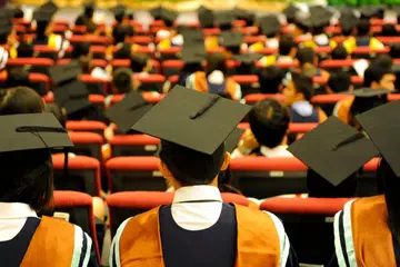 KEJAR IJAZAH: Sebanyak 90 peratus siswazah daripada universiti yang dibiaya pemerintah berjaya mendapatkan pekerjaan dalam tempoh enam bulan selepas tamat pengajian. - Foto fail