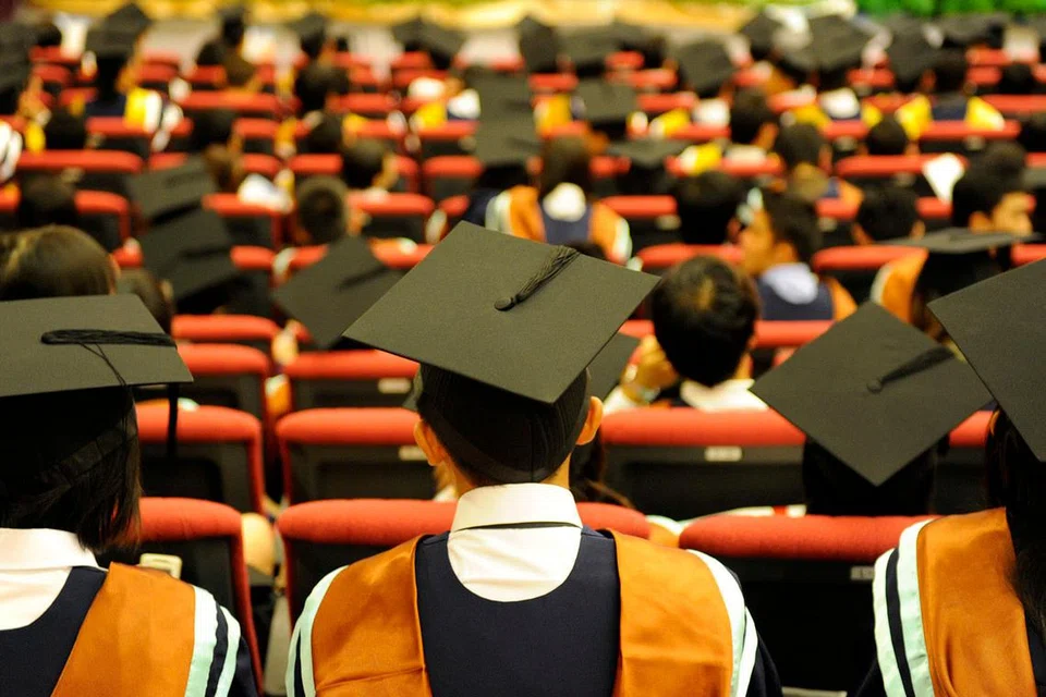 KEJAR IJAZAH: Sebanyak 90 peratus siswazah daripada universiti yang dibiaya pemerintah berjaya mendapatkan pekerjaan dalam tempoh enam bulan selepas tamat pengajian. - Foto fail