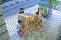 Polis sedang menyiasat kejadian yang berlaku di luar sebuah kedai haiwan peliharaan di Blok 930 Yishun Central 1. (Gambar sisipan) Anak patung Labubu yang jadi kegilaan ramai. 