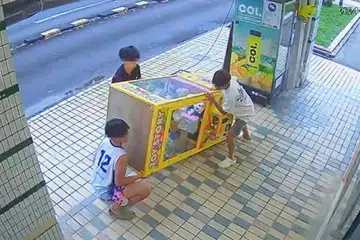 Polis sedang menyiasat kejadian yang berlaku di luar sebuah kedai haiwan peliharaan di Blok 930 Yishun Central 1. (Gambar sisipan) Anak patung Labubu yang jadi kegilaan ramai. 