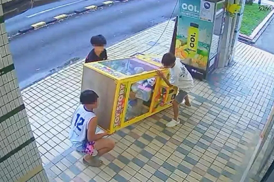 Polis sedang menyiasat kejadian yang berlaku di luar sebuah kedai haiwan peliharaan di Blok 930 Yishun Central 1. (Gambar sisipan) Anak patung Labubu yang jadi kegilaan ramai. 