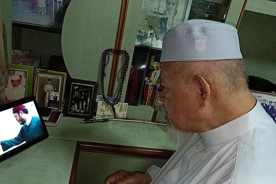 BELAJAR SEPANJANG HAYAT: Dua jemaah Masjid Al-Muttaqin ini, Cik Hajah Jamilah, 89 tahun, dan Encik Haji Hassan, 86 tahun, terus rajin mengikuti pengajian agama walaupun setelah ia dipindahkan ke dalam talian disebabkan pandemik Covid-19. 