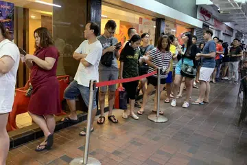 SAMBUTAN HANGAT: Ramai pelanggan McDonald's beratur panjang bagi mendapatkan bekas makanan edisi terhad yang menunjukkan watak My Melody oleh Sanrio. - Foto SPH