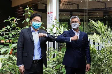 RAPATKAN HUBUNGAN: Encik Wong (kiri) mengadakan pertemuan dengan Tengku Zafrul semasa lawatan kerja beliau ke Singapura kelmarin. - Foto FACEBOOK LAWRENCE WONG 