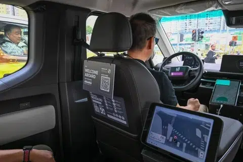 Skrin di dalam kabin memaparkan objek yang dikesan oleh sensor kenderaan, seperti penunggang basikal dan pejalan kaki yang melintas, serta jarak ke hentian seterusnya.