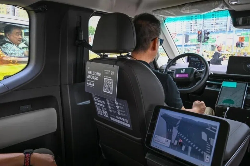 Skrin di dalam kabin memaparkan objek yang dikesan oleh sensor kenderaan, seperti penunggang basikal dan pejalan kaki yang melintas, serta jarak ke hentian seterusnya.