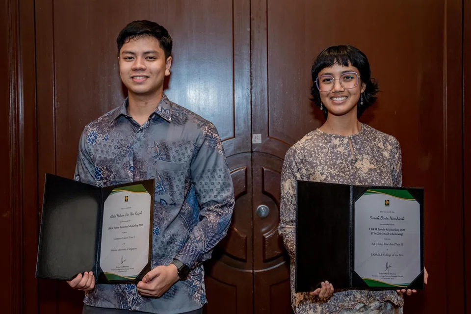 PEMENANG ANUGERAH: Encik Abdul Hakam Nor Razak dan Cik Sarah Noorhimli adalah antara penerima anugerah di Majlis Anugerah Biasiswa Lembaga Biasiswa Kenangan Maulid (LBKM) yang berlangsung pada 22 September di Hotel Holiday Inn Singapore Atrium.