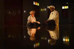 MEMULIAKAN ULAMA: Ulama mempunyai jasa besar kerana merupakan ‘perantara’ yang menyampaikan kita kepada agama yang benar. Agama inilah yang menjadi penentu sama ada nasib kita bahagia ataupun sengsara di akhirat kelak. Justeru, menghormati, menghargai dan memuliakan ulama adalah suatu kewajipan. 