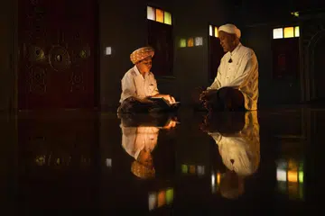 MEMULIAKAN ULAMA: Ulama mempunyai jasa besar kerana merupakan ‘perantara’ yang menyampaikan kita kepada agama yang benar. Agama inilah yang menjadi penentu sama ada nasib kita bahagia ataupun sengsara di akhirat kelak. Justeru, menghormati, menghargai dan memuliakan ulama adalah suatu kewajipan. 