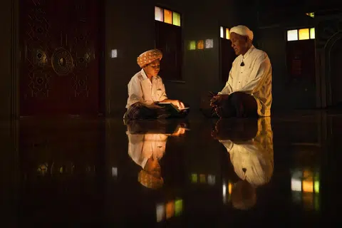 MEMULIAKAN ULAMA: Ulama mempunyai jasa besar kerana merupakan ‘perantara’ yang menyampaikan kita kepada agama yang benar. Agama inilah yang menjadi penentu sama ada nasib kita bahagia ataupun sengsara di akhirat kelak. Justeru, menghormati, menghargai dan memuliakan ulama adalah suatu kewajipan. 
