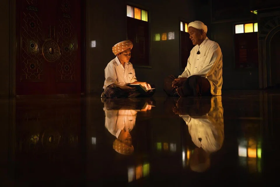 MEMULIAKAN ULAMA: Ulama mempunyai jasa besar kerana merupakan ‘perantara’ yang menyampaikan kita kepada agama yang benar. Agama inilah yang menjadi penentu sama ada nasib kita bahagia ataupun sengsara di akhirat kelak. Justeru, menghormati, menghargai dan memuliakan ulama adalah suatu kewajipan. 