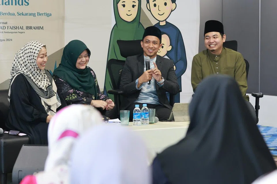Perbincangan oleh ahli panel terdiri daripada (dari kiri) mantan guru dan pengarang buku masak, Cik Nurashikin Rahmat; Pekerja Sosial Utama bagi Pusat Sokongan Keluarga Persatuan Pemudi Islam Singapura (PPIS) As-Salam, Cik Zahara Mahmood; Naib Kadi dan Ketua Kaunselor TF-Project Arif @AMP, Ustaz Ahmad Kushairi Abidin; dan penulis, Ustaz Muhammad Zuhaili Md Yusof, yang bertindak selaku moderator.