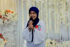 TERUJA BERJUMPA: Cikgu Saifa Ashraf memberi kata-kata aluan kepada hadirin semasa acara perjumpaan bekas pelajar Melayu Sekolah Perempuan Crescent (CGS) pada Ahad.