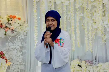 TERUJA BERJUMPA: Cikgu Saifa Ashraf memberi kata-kata aluan kepada hadirin semasa acara perjumpaan bekas pelajar Melayu Sekolah Perempuan Crescent (CGS) pada Ahad.