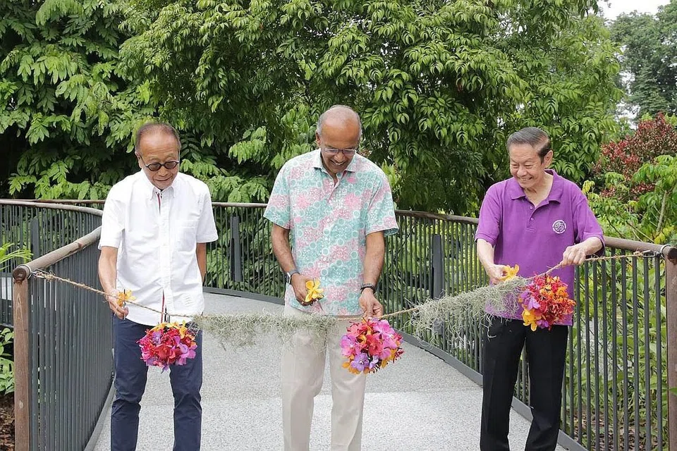 DIBUKA RASMI: (Dari kiri) Encik Ong, Encik Shanmugam dan Profesor Leo semasa pembukaan rasmi Jalan Penghubung Kanopi HPL semalam, yang menghubungkan kawasan tambahan Gallop dan Learning Forest. - Foto NPARKS 