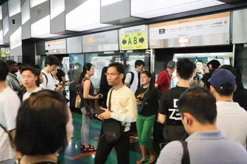 KERETA API LEBIH PERLAHAN: Masalah keretakan di landasan Laluan Circle menyebabkan kelewatan. 